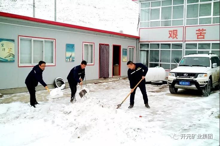 人間四月芳菲盡，山中春雪還復(fù)來